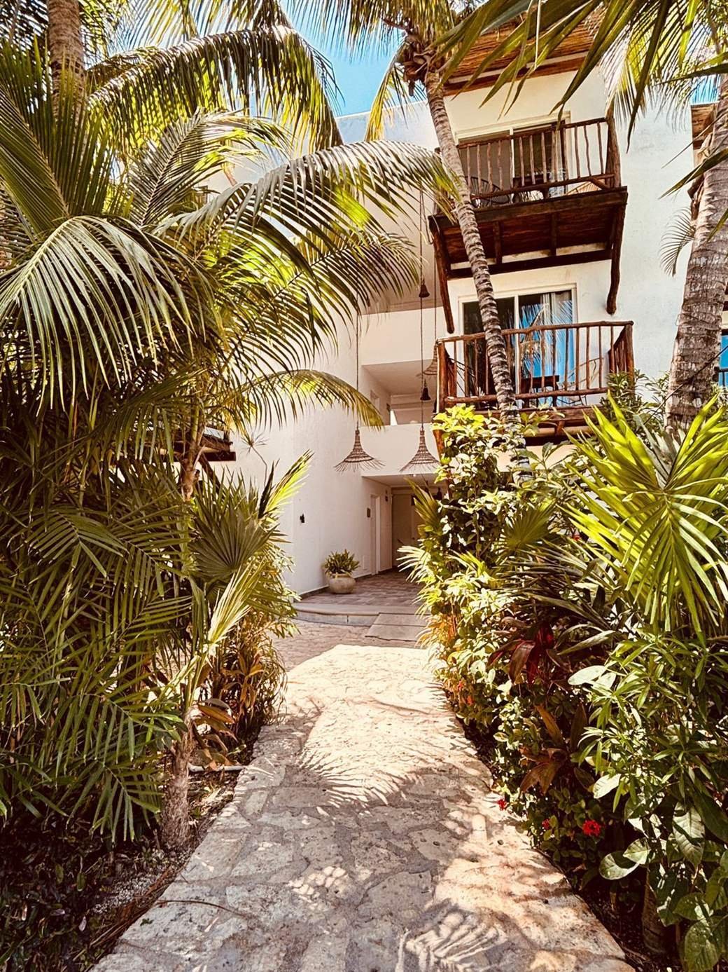 Hotel El Capitán Tulum: stone path through tropical plants
